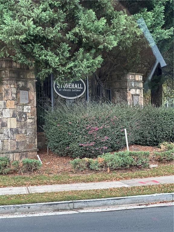 view of community / neighborhood sign