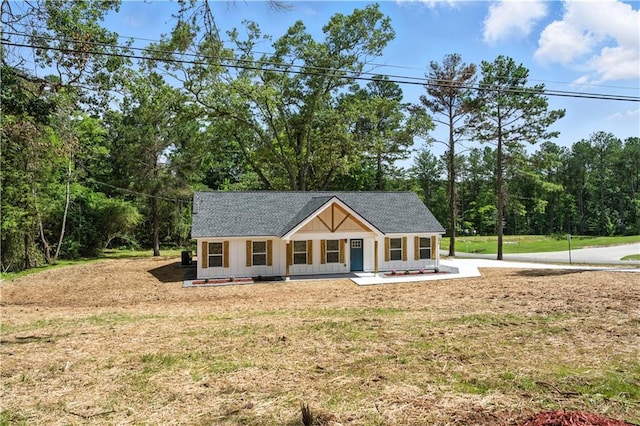 376 Wayside Ln, Dallas, GA 30132 - view of front facade with a porch, a front lawn, and view of wooded area