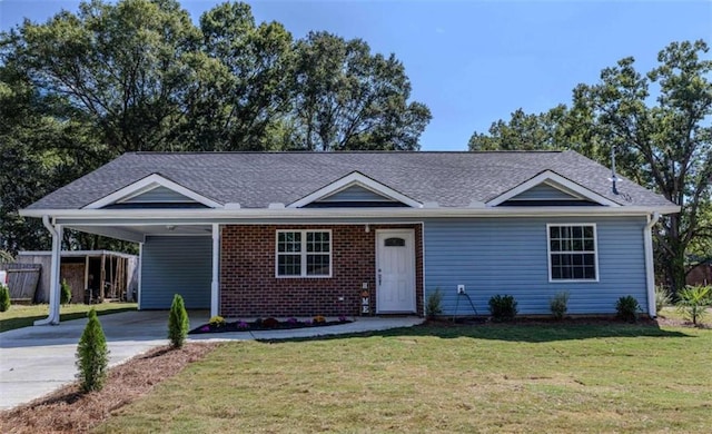 view of front of home featuring a front yard and a carport