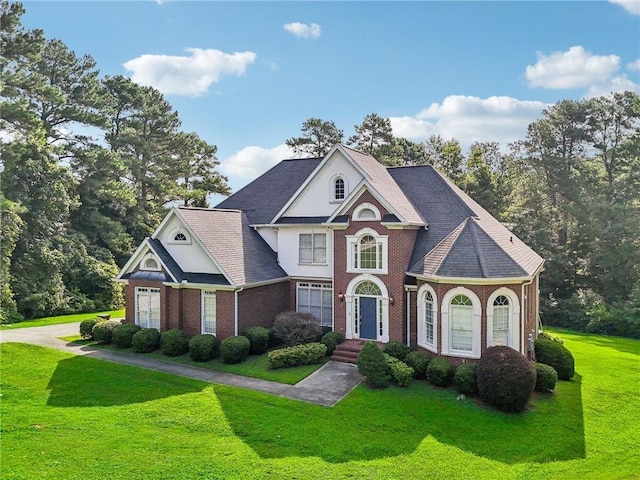 view of front of house featuring a front lawn