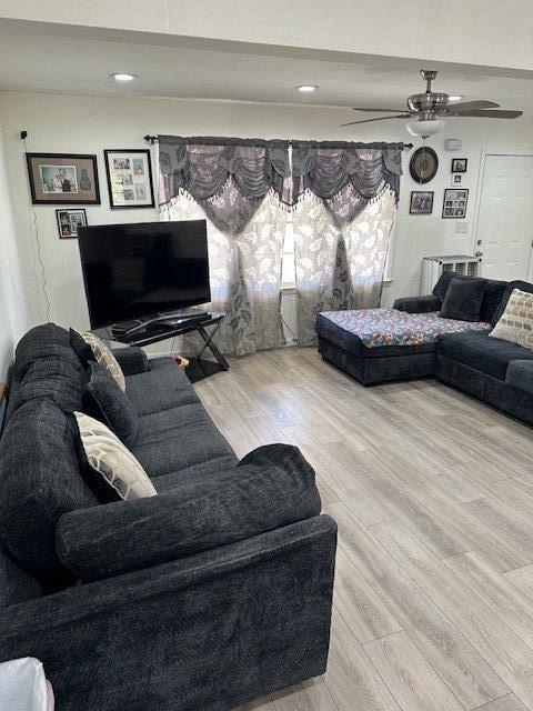 living room featuring ceiling fan, wood finished floors, and recessed lighting