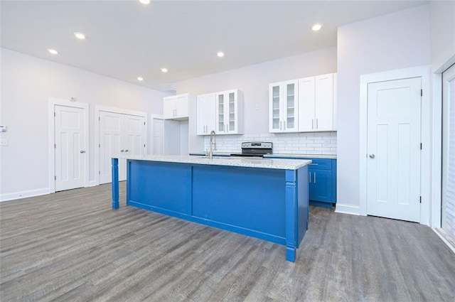 kitchen featuring blue cabinetry, electric range, white cabinetry, and a kitchen island with sink