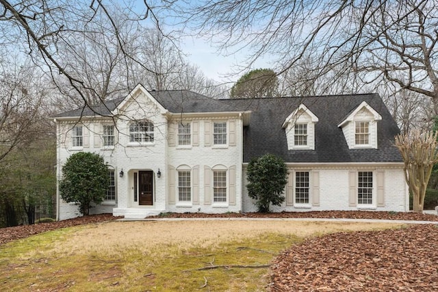 view of front of property featuring a front lawn