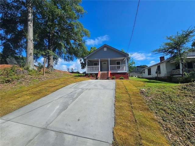 476 W Franklin St, Toccoa, GA 30577 - bungalow featuring covered porch, concrete driveway, and a front lawn