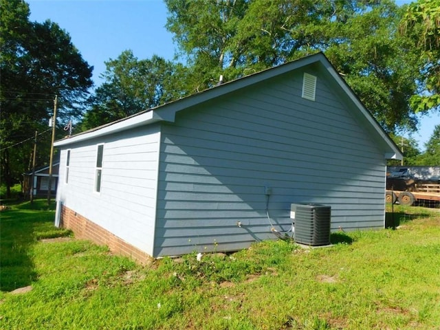 476 W Franklin St, Toccoa, GA 30577 - view of side of home featuring a lawn