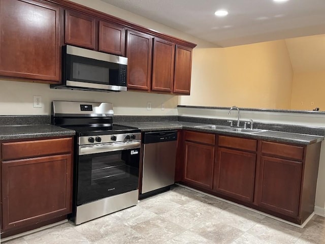 3108 Broadleaf Trl, Fairburn, GA 30213 - kitchen with stainless steel appliances, dark countertops, recessed lighting, and a peninsula