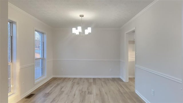 unfurnished room featuring a chandelier, visible vents, light wood-style flooring, and a textured ceiling