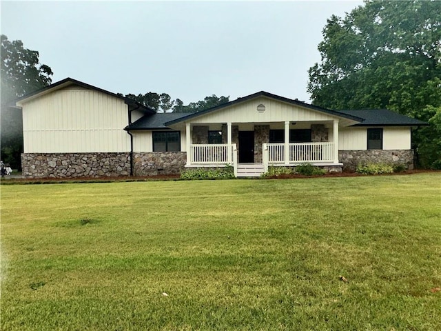 view of front facade featuring a porch and a front yard