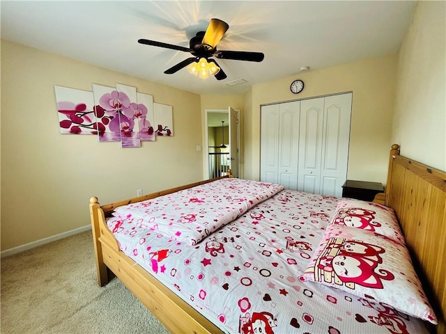 bedroom featuring light carpet, baseboards, visible vents, a ceiling fan, and a closet