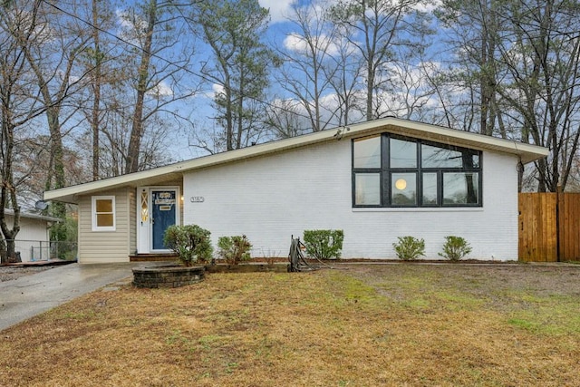 ranch-style home with a front lawn