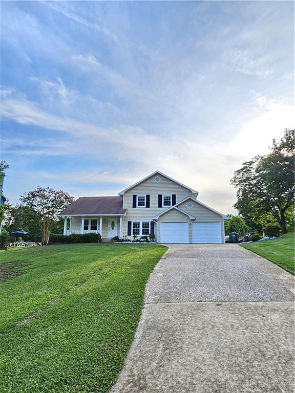2752 Inverloch Cir, Duluth, GA 30096 - tri-level home with driveway, a front yard, and a garage