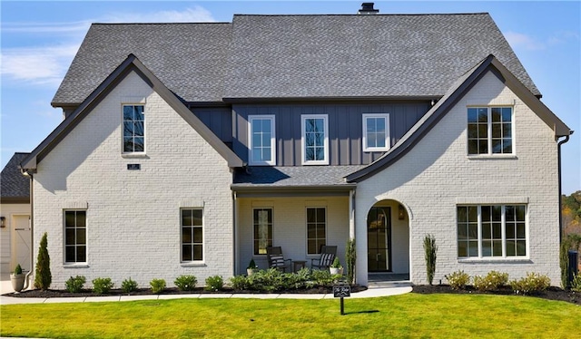 view of front facade featuring a front lawn and a porch