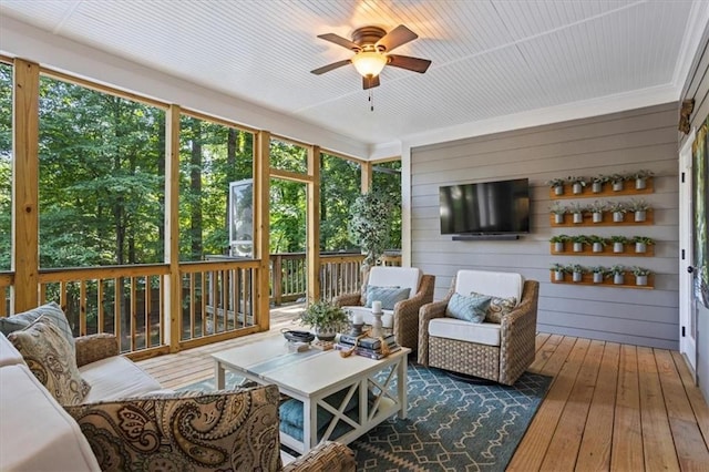 sunroom with ceiling fan