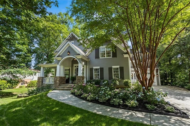 view of front facade featuring a garage and a front lawn