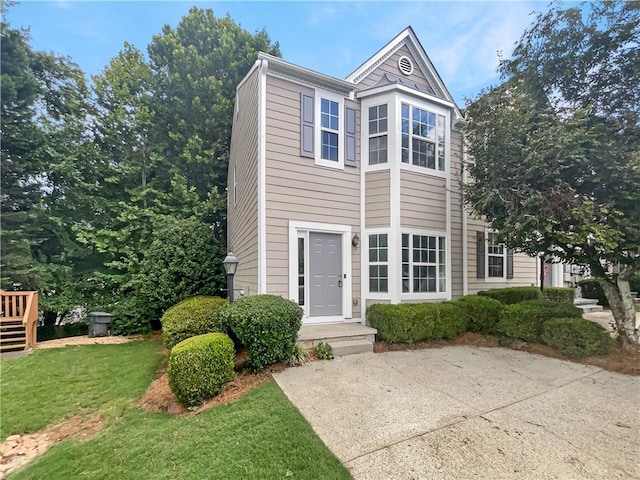 view of front of property featuring a patio and a front lawn