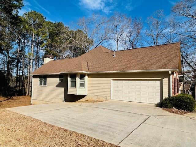 view of front facade featuring a garage