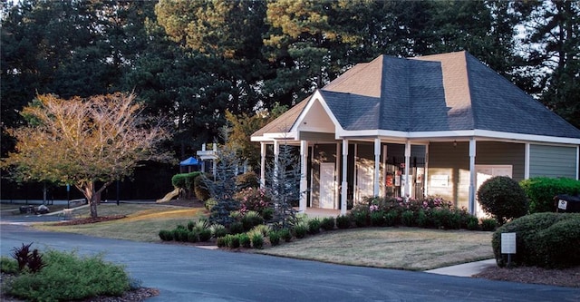 view of front of home featuring a front yard