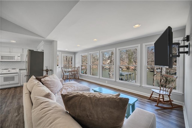 living area with recessed lighting, dark wood-style flooring, baseboards, and vaulted ceiling