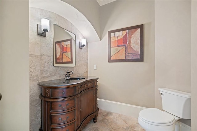 2260 Wood Falls Dr, Cumming, GA 30041 - living area featuring crown molding, wood finished floors, ornate columns, arched walkways, and a premium fireplace