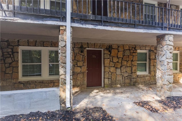 property entrance featuring a balcony