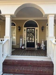 doorway to property with covered porch