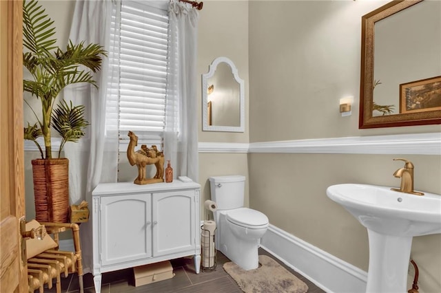 561 Culberson St SW, Atlanta, GA 30310 - bathroom featuring a sink and toilet
