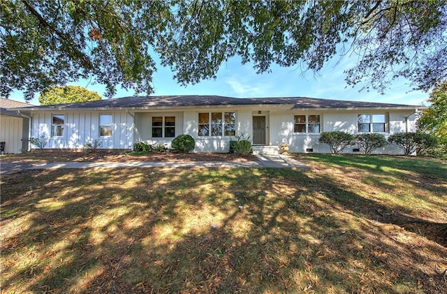 ranch-style home with a front yard