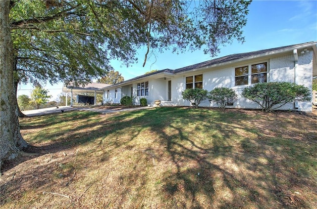 single story home with a front lawn