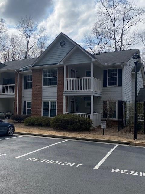 view of front of property featuring uncovered parking