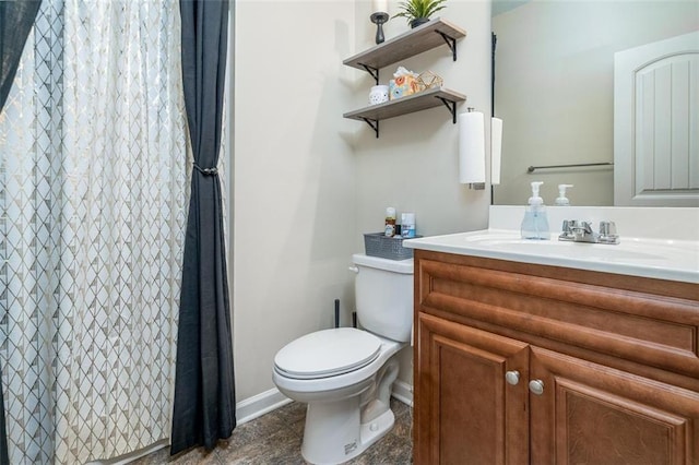 full bathroom featuring a shower with curtain, baseboards, toilet, and vanity