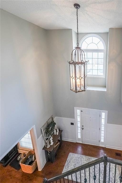 foyer featuring a chandelier and a textured ceiling