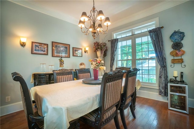 dining room featuring crown molding, dark hardwood / wood-style floors, and a notable chandelier