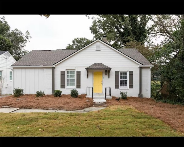 ranch-style house featuring a front lawn