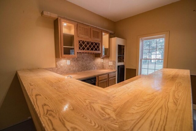 kitchen featuring decorative backsplash