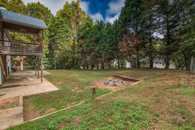 view of yard featuring a patio area