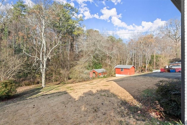 view of yard featuring an outdoor structure