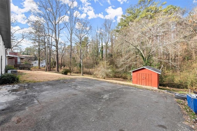 view of yard with a storage unit