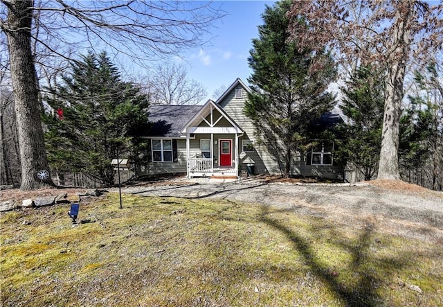 view of front facade with driveway and a front lawn