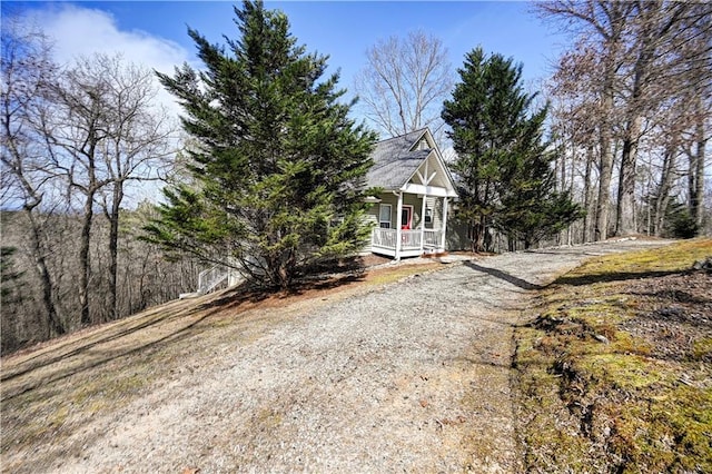 view of front of property with covered porch and driveway