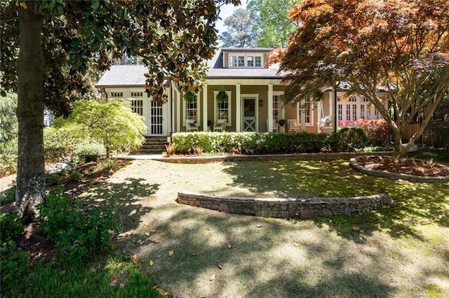 view of front of house featuring a front lawn