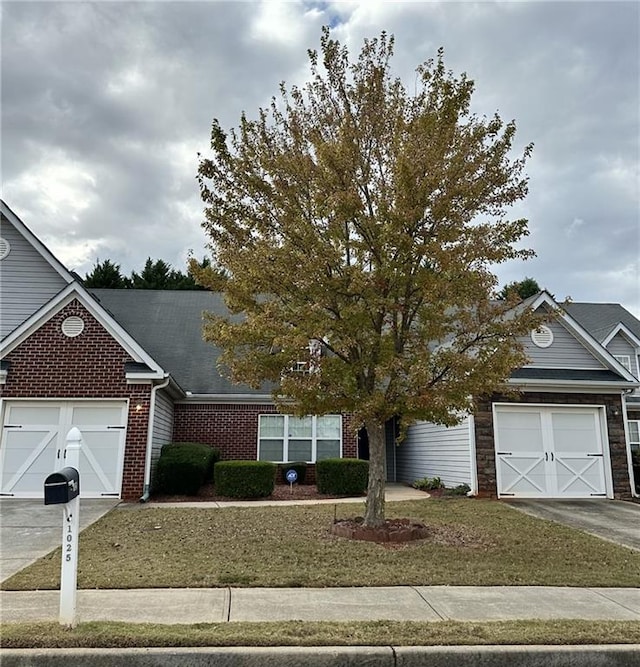 view of front of home featuring a front yard and a garage