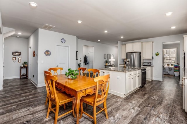 dining space featuring dark wood-type flooring, recessed lighting, visible vents, and baseboards