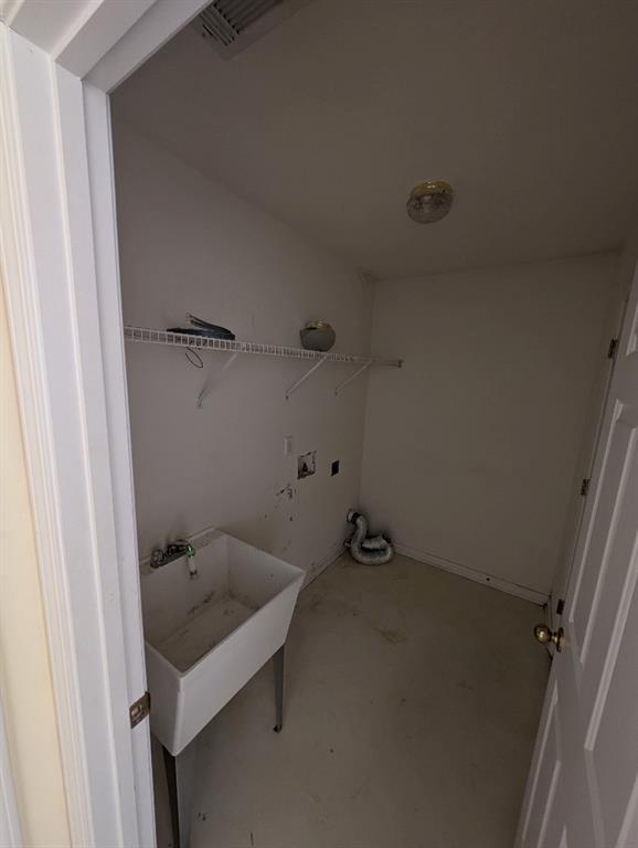 3967 Moos Creek Ct, Loganville, GA 30052 - clothes washing area with a sink and visible vents
