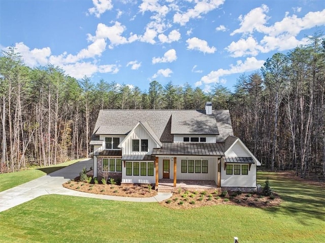 view of front of property with a front yard