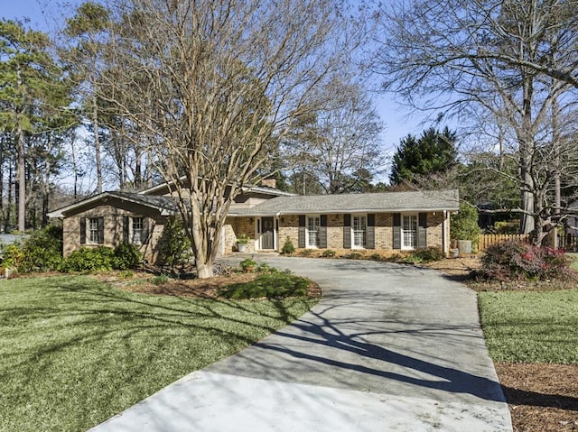 view of front facade with a front lawn