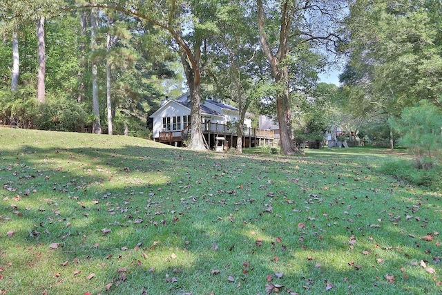 view of front facade featuring a front yard