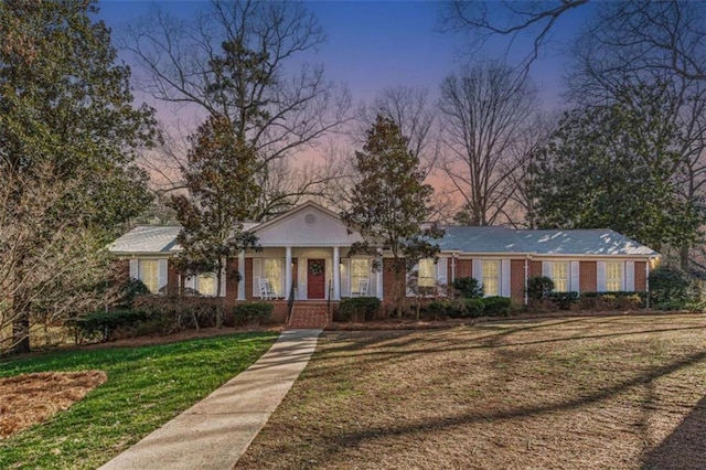 view of front of house featuring a front lawn and brick siding