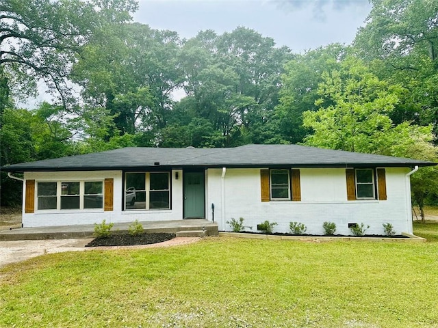 single story home featuring brick siding and a front yard