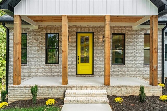 entrance to property featuring a porch