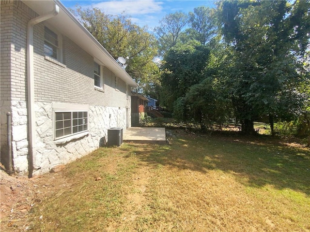 view of yard with a patio